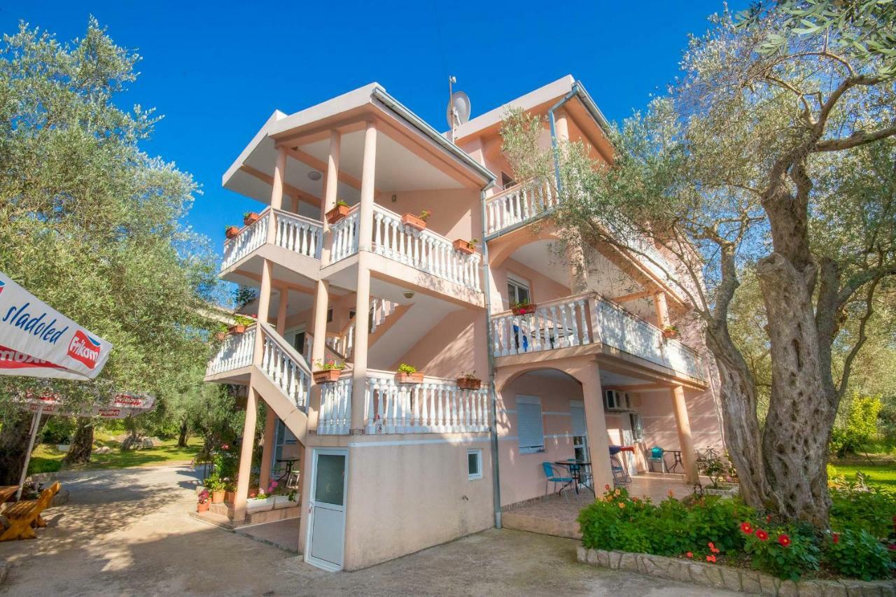 Apartments Duskic Утьеха Экстерьер фото